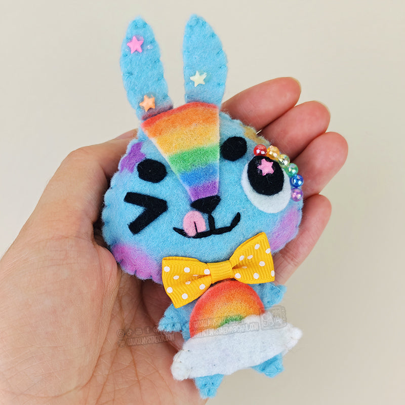 Bow, le lapin arc-en-ciel kawaii – Personnage en feutrine fait main