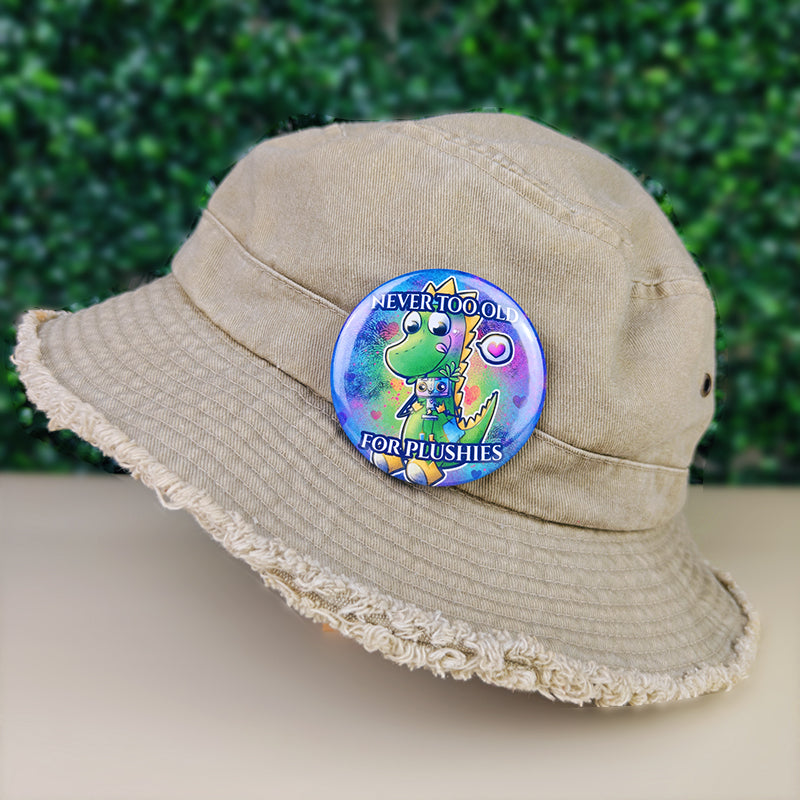 Badge 58mm "Never too old for plushies" – Mochi & sa peluche Pixy - Kawaii fantasy (La Clairière des Âmes ferrées)