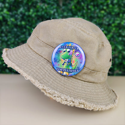Badge 58mm "Never too old for plushies" – Mochi & sa peluche Pixy - Kawaii fantasy (La Clairière des Âmes ferrées)