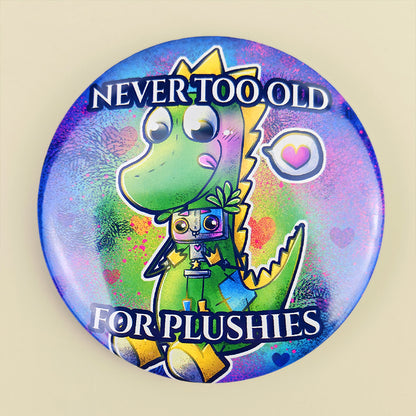 Badge 58mm "Never too old for plushies" – Mochi & sa peluche Pixy - Kawaii fantasy (La Clairière des Âmes ferrées)