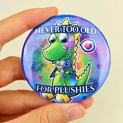 Badge 58mm "Never too old for plushies" – Mochi & sa peluche Pixy - Kawaii fantasy (La Clairière des Âmes ferrées)