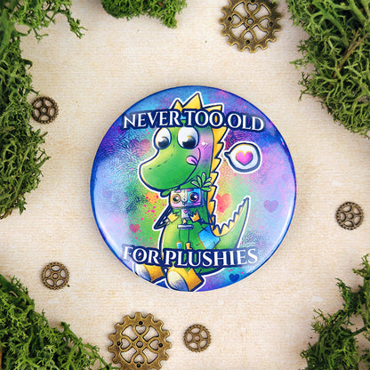 Badge 58mm "Never too old for plushies" – Mochi & sa peluche Pixy - Kawaii fantasy (La Clairière des Âmes ferrées)