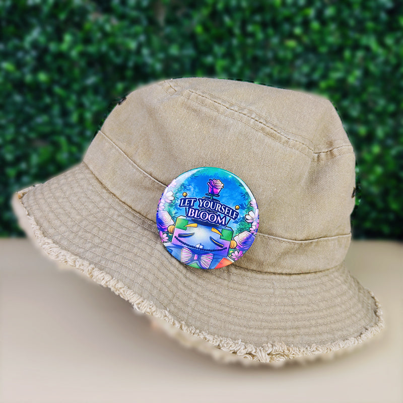 Badge 58mm "Let yourself bloom" – Oliver le jardinier au grand coeur - Kawaii fantasy floral (La Clairière des Âmes ferrées)
