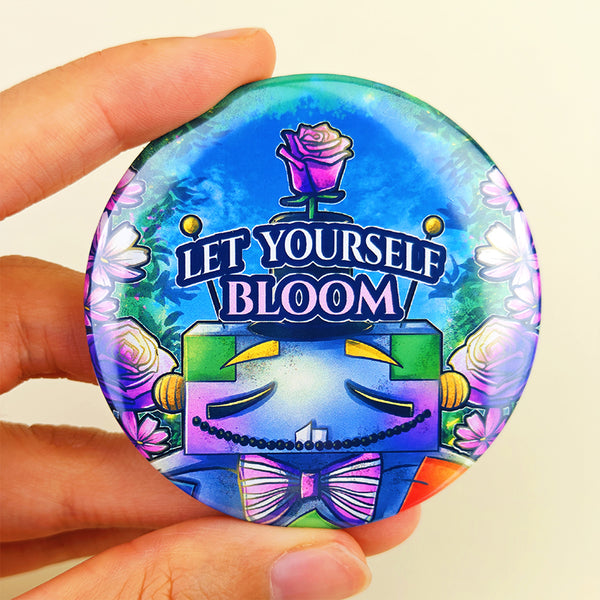 Badge 58mm "Let yourself bloom" – Oliver le jardinier au grand coeur - Kawaii fantasy floral (La Clairière des Âmes ferrées)