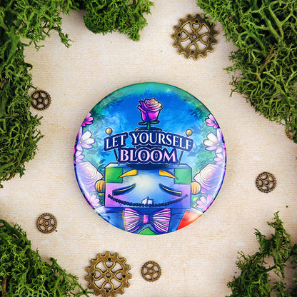 Badge 58mm "Let yourself bloom" – Oliver le jardinier au grand coeur - Kawaii fantasy floral (La Clairière des Âmes ferrées)