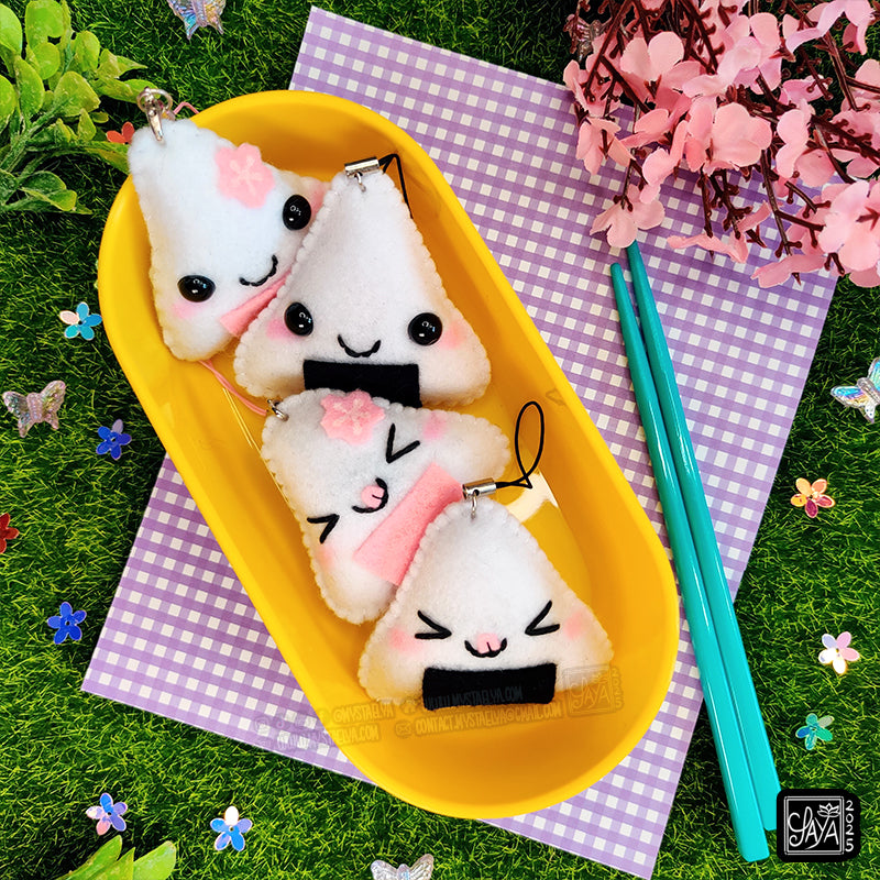 Porte-clé Onigiri kawaii saveur sakura - Boulette de riz japonaise fleur de cerisier en feutrine faite main