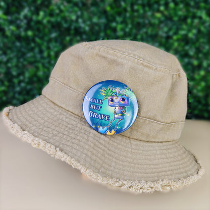 Badge 58mm "Small but brave" – Pixy l’exploratrice & Mochi - Kawaii fantasy steampunk (La Clairière des Âmes ferrées)