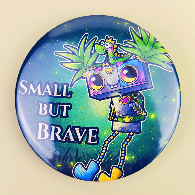 Badge 58mm "Small but brave" – Pixy l’exploratrice & Mochi - Kawaii fantasy steampunk (La Clairière des Âmes ferrées)