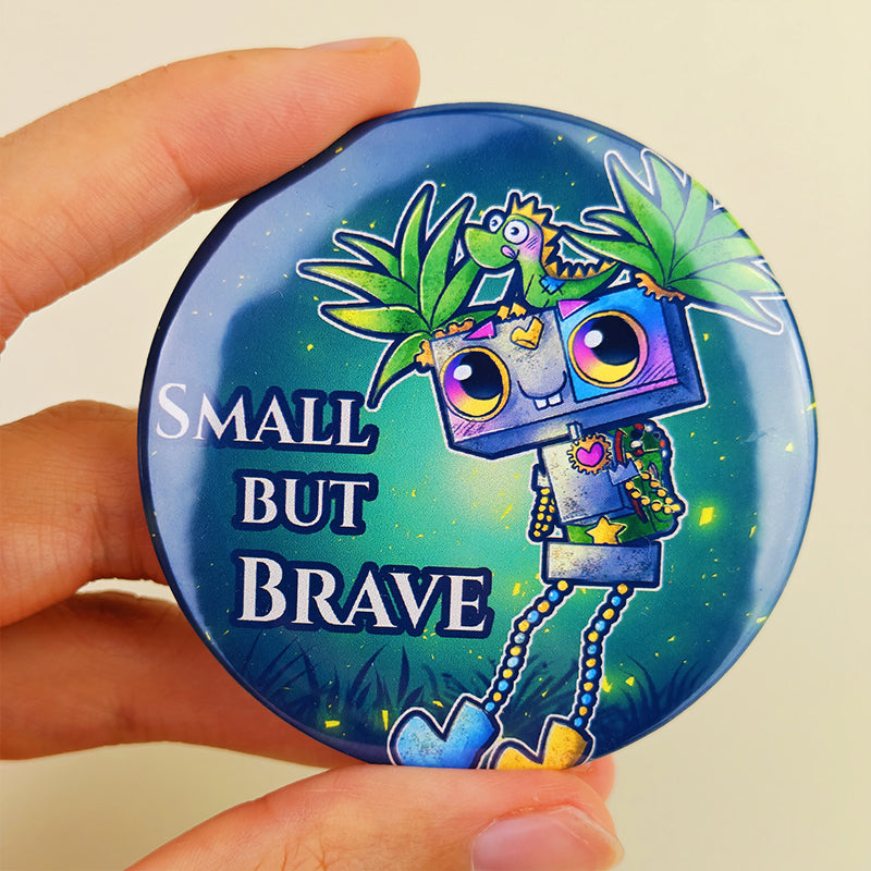 Badge 58mm "Small but brave" – Pixy l’exploratrice & Mochi - Kawaii fantasy steampunk (La Clairière des Âmes ferrées)