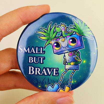 Badge 58mm "Small but brave" – Pixy l’exploratrice & Mochi - Kawaii fantasy steampunk (La Clairière des Âmes ferrées)