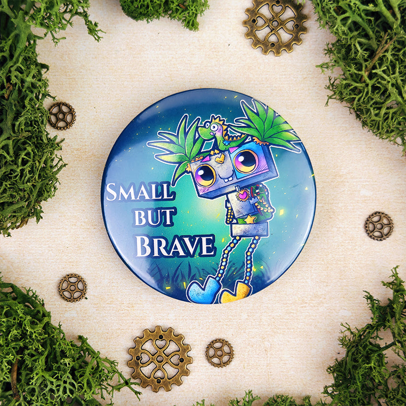 Badge 58mm "Small but brave" – Pixy l’exploratrice & Mochi - Kawaii fantasy steampunk (La Clairière des Âmes ferrées)