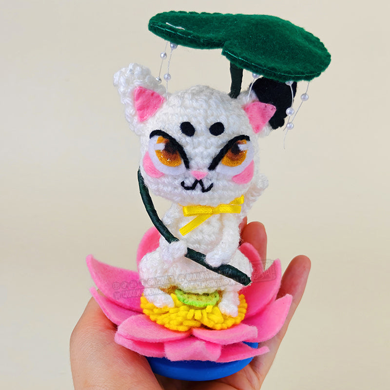 Sachi - Poupée d'art au crochet - Le chat sur son lotus (Pièce unique)