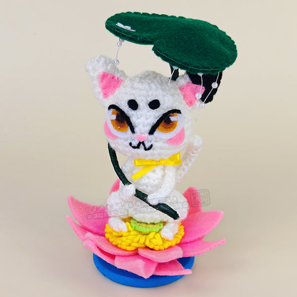 Sachi - Poupée d'art au crochet - Le chat sur son lotus (Pièce unique)