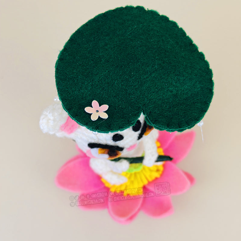 Sachi - Poupée d'art au crochet - Le chat sur son lotus (Pièce unique)