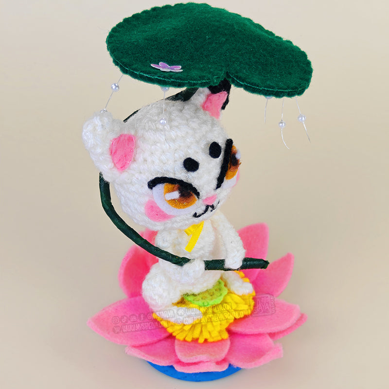 Sachi - Poupée d'art au crochet - Le chat sur son lotus (Pièce unique)