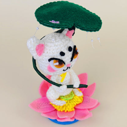 Sachi - Poupée d'art au crochet - Le chat sur son lotus (Pièce unique)