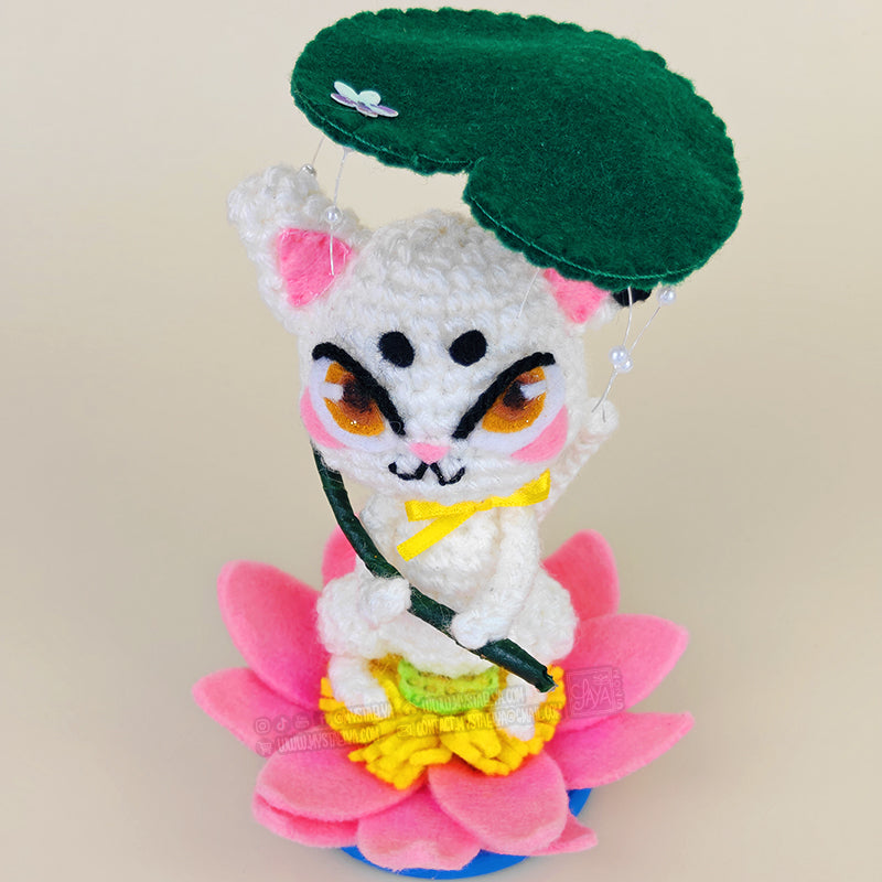 Sachi - Poupée d'art au crochet - Le chat sur son lotus (Pièce unique)