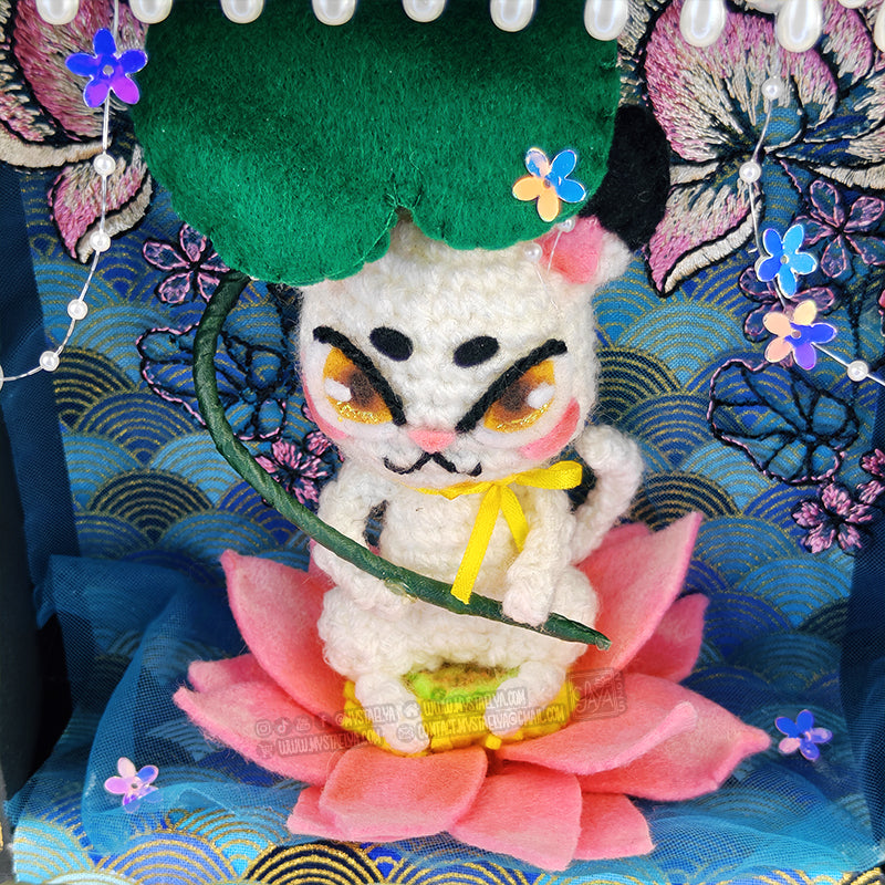 Tableau Sachi - Poupée d'art au crochet - Le chat sur son lotus (Pièce unique)