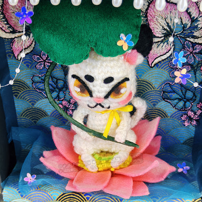 Tableau Sachi - Poupée d'art au crochet - Le chat sur son lotus (Pièce unique)