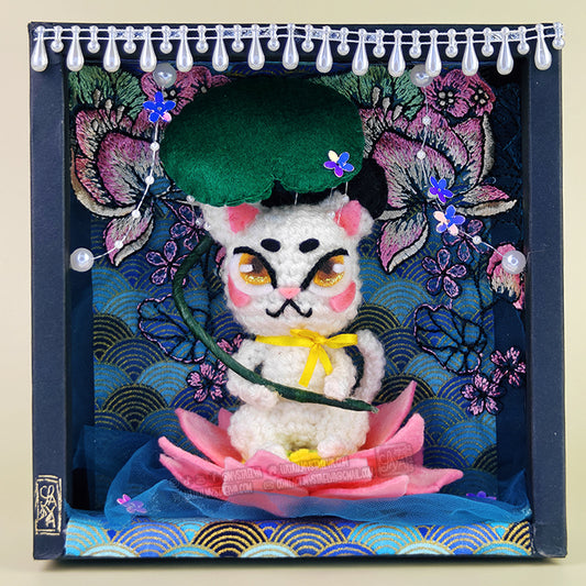 Tableau Sachi - Poupée d'art au crochet - Le chat sur son lotus (Pièce unique)