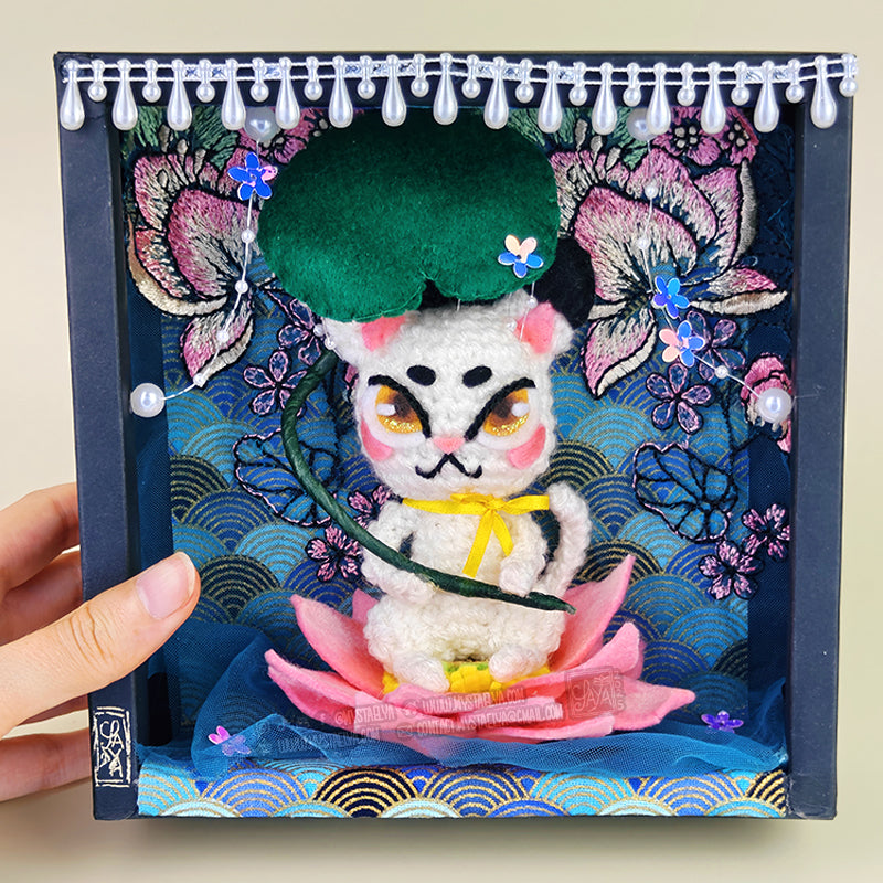 Tableau Sachi - Poupée d'art au crochet - Le chat sur son lotus (Pièce unique)
