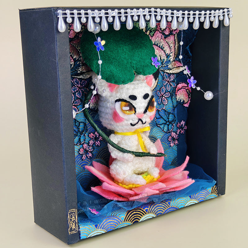 Tableau Sachi - Poupée d'art au crochet - Le chat sur son lotus (Pièce unique)