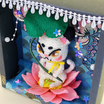 Tableau Sachi - Poupée d'art au crochet - Le chat sur son lotus (Pièce unique)