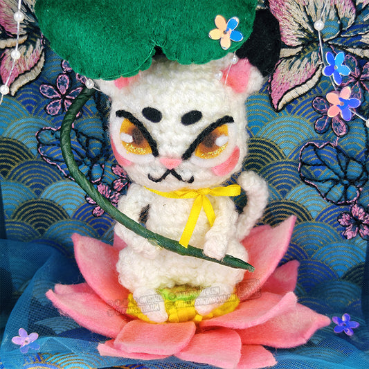 Tableau Sachi - Poupée d'art au crochet - Le chat sur son lotus (Pièce unique)