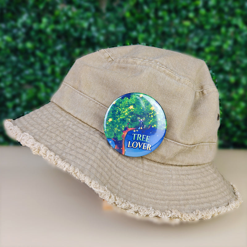 Badge 58mm "Tree Lover" – Pixy & Mochi dans l'arbre magique - Kawaii fantasy (La Clairière des Âmes ferrées)