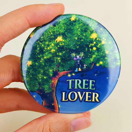 Badge 58mm "Tree Lover" – Pixy & Mochi dans l'arbre magique - Kawaii fantasy (La Clairière des Âmes ferrées)