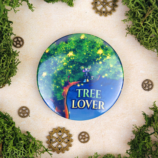 Badge 58mm "Tree Lover" – Pixy & Mochi dans l'arbre magique - Kawaii fantasy (La Clairière des Âmes ferrées)